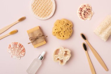 Kişisel banyo aksesuarları. Vücut bakım ürünleri doğal deniz süngeri, bambu diş fırçası, sabun ve lif süngeri ile bezenmiş..