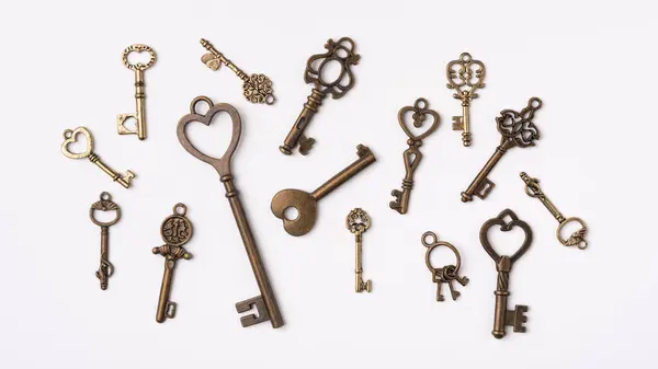 Sammlung Von Dekorativen Vintage Schlüsseln Aus Kupfer Oder Bronze Nahaufnahme lizenzfreie Stockbilder