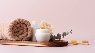 Banyo, spa ve sağlık için banyo ve kişisel bakım ürünleri. Vücut bakımı pamuk havlu, sabun, serum şişesi ve bambu diş fırçalarıyla dolu..