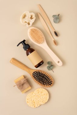 Bambu diş fırçası, sabun, temiz fırça, yeniden kullanılabilir şişe gibi kişisel bakım malzemeleri koleksiyonu. Sıfır sürdürülebilir yaşam tarzı konsepti. Çevre dostu refah ve kişisel bakım.