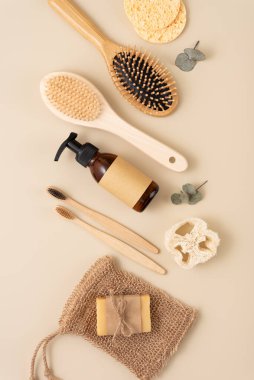 Bambu diş fırçası, sabun, temiz fırça, yeniden kullanılabilir şişe gibi kişisel bakım malzemeleri koleksiyonu. Sıfır sürdürülebilir yaşam tarzı konsepti. Çevre dostu refah ve kişisel bakım.