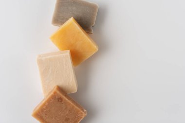 Farklı el sanatları organik sabun kalıpları, üst görünüm. Sağlıklı yaşam tarzı ve sağlık kavramı. 