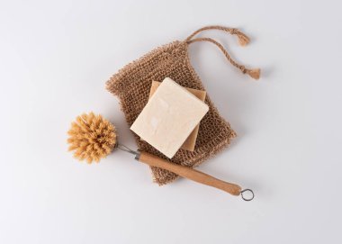 Temizlik fırçası ve el bezi ile organik sabun barı, üst manzara. Sağlıklı yaşam tarzı ve sağlık kavramı. 