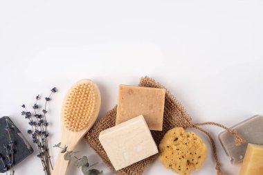 Organik sabun barları, bez, doğal sünger ve fırça, üst manzara. Çevre dostu temizlik kavramı.