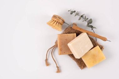 Temizlik fırçası ve el bezi ile organik sabun barları, üst manzara. Sağlıklı yaşam tarzı ve sağlık kavramı. 