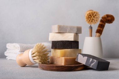 Bir yığın organik sabun ve bambu kap fırçası. Mutfak temizleme konsepti.