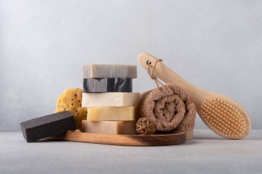 El işi organik sabunlar, fırça, doğal sünger ve pamuk havlu. Banyo ve sağlık konsepti. 