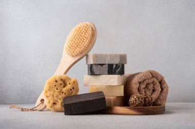 El işi organik sabunlar, fırça, doğal sünger ve pamuk havlu. Banyo ve sağlık konsepti. 