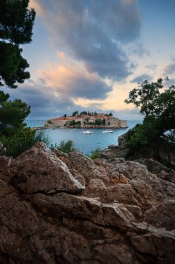 Karadağ 'ın Sveti Stefan Adası ile güzel bir manzara. Balkanlar 'ın seyahat noktası ve incisi.