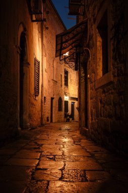 Karadağ 'ın eski Kotor kentinin gece manzarası. Güzel gece manzarası.