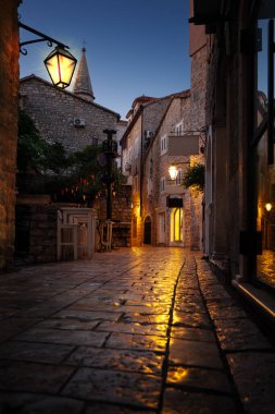 Karadağ 'ın eski Kotor kentinin gece manzarası. Güzel gece manzarası.