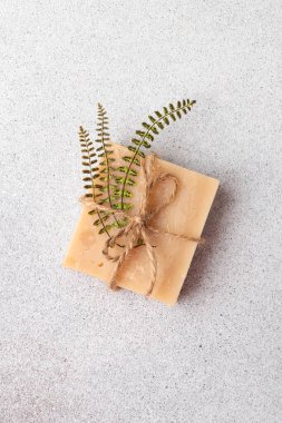 Bitki içerikli el yapımı doğal sabun.