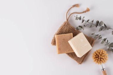 El yapımı sabun, sisal bez, okaliptüs ve ahşap fırça. Vücut bakımı ve sağlık konsepti.