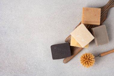El yapımı sabun ve ahşap fırça. Temizlik ya da banyo konsepti.
