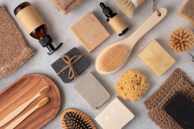 Vücut bakımı ve hijyen için çevre dostu banyo malzemeleri seti..