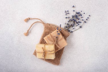 El yapımı sabun barları ve lavanta çiçekli sisal bez. Doğal katkı maddeleri ve özetleri.