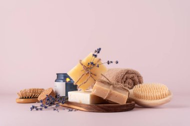 Doğal el yapımı sabun, pamuk havlu, ahşap sırt fırçası ve aroma mumu içeren banyo malzemeleri. Çevre dostu ve sürdürülebilir yaşam tarzı için spa ve kişisel bakım organik ürünleri.