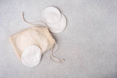 Makyaj malzemesi çıkarmak için tekrar kullanılabilir pamuk pedleri. Sürdürülebilir, çevre dostu, sıfır atık kişisel hijyen konsepti yeniden kullanılabilir ve doğal malzemelerle plastik olmayan cilt rutinleri için.