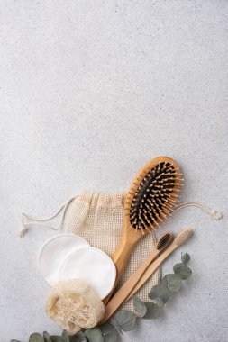 Makyaj malzemesi çıkarmak için yeniden kullanılabilir pamuk pedler, ahşap saç fırçası ve bambu diş fırçası. Sürdürülebilir, çevre dostu, sıfır atık kişisel hijyen kavramı yeniden kullanılabilir ve doğal malzemelerle plastiksiz kişisel bakım rutinleri. 