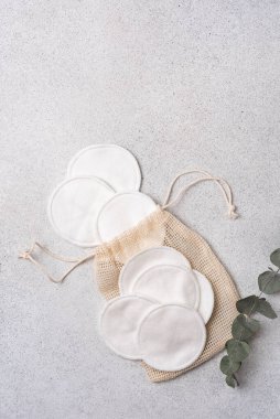 Makyaj malzemesi çıkarmak için tekrar kullanılabilir pamuk pedleri. Sürdürülebilir, çevre dostu, sıfır atık kişisel hijyen konsepti yeniden kullanılabilir ve doğal malzemelerle plastik olmayan cilt rutinleri için.