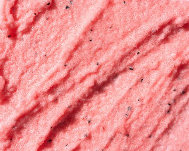 Şeker ya da tuz pembe ya da kırmızı vücut ovma dokusu. Pembe fırça - Kozmetik arka plan olarak meyve özlü cilt bakım ürünü. 