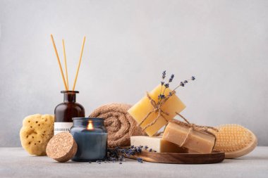 El yapımı organik sabun barları, havlular ve aroma mumlarıyla rahat bir spa. Doğal ve sıfır atık banyo ve kişisel bakım kavramı.