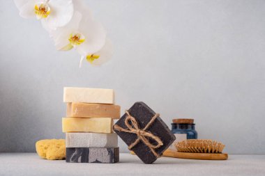 Bir yığın el yapımı sabun ve doğal sünger. Doğal, organik temizlik ya da cilt bakımı konsepti.