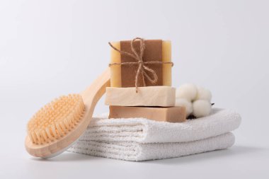 Doğal, çevre dostu banyo gereksinimleri el yapımı sabunlar, ahşap banyo fırçası ve yumuşak havlular. Minimalist ve sürdürülebilir güzellik ürünleri, etik, sıfır atık kişisel bakım için mükemmel.