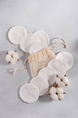 Yeniden kullanılabilen pamuk pedler, pamuk ve pamuk çiçekleri, çevre dostu ve sıfır atıklı cilt bakımı. Yumuşak, doğal ve sürdürülebilir, bilinçli güzellik ve minimalist rutinler için mükemmel..