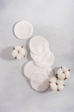 Yeniden kullanılabilir pamuk pedleri ve pamuk çiçekleri, çevre dostu ve sıfır atık cilt bakımı. Yumuşak, doğal ve sürdürülebilir, bilinçli güzellik ve minimalist rutinler için mükemmel..