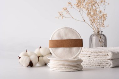 Makyaj malzemesi çıkarıcı pamuk pedleri. Etik, sıfır atık kişisel bakım rutini için minimalist ve sürdürülebilir bir kavram.