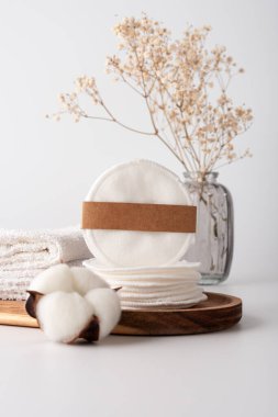 Makyaj malzemesi çıkarıcı pamuk pedleri. Etik, sıfır atık kişisel bakım rutini için minimalist ve sürdürülebilir bir kavram.