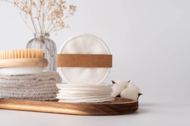 Makyaj malzemesi çıkarıcı pamuk pedleri. Etik, sıfır atık kişisel bakım rutini için minimalist ve sürdürülebilir bir kavram.