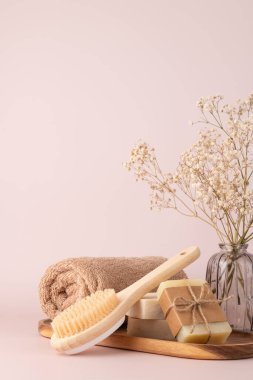 Bambu sırt fırçası ve el yapımı sabunlu doğal cilt bakım ürünleri. Spa, sağlık ve güzellik kavramları için mükemmel..
