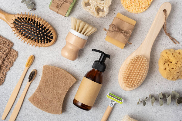 Эстетическая плоская укладка экологически чистой кожи и косметических продуктов, включая бамбуковые щетки, мыло и стеклянные бутылки. Перфект для устойчивого образа жизни, здоровья и природной красоты.