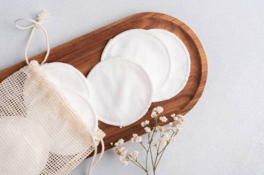 Makyaj malzemelerini çıkarmak için pamuk pedlerle örülü ağ torbası. Sürdürülebilir, çevre dostu, sıfır atık kişisel temizlik konsepti.