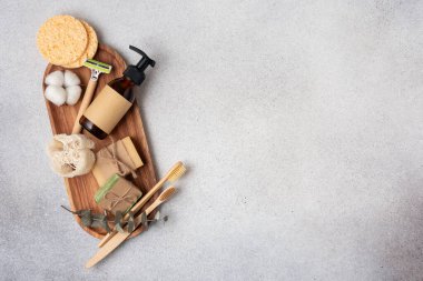 Estetik daire, çevre dostu vücut bakımı, banyo ve güzellik ürünleri, ahşap tepsi, bambu fırçalar, sabun ve cam şişe de dahil. Sürdürülebilir yaşam, sağlık ve doğal güzellik temaları için mükemmel..