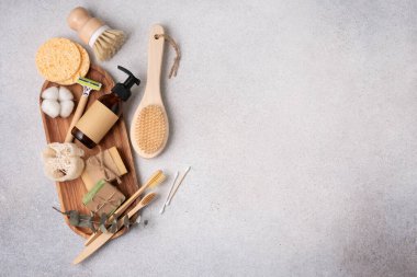 Estetik daire, çevre dostu vücut bakımı, banyo ve güzellik ürünleri, ahşap tepsi, bambu fırçalar, sabun ve cam şişe de dahil. Sürdürülebilir yaşam, sağlık ve doğal güzellik temaları için mükemmel..