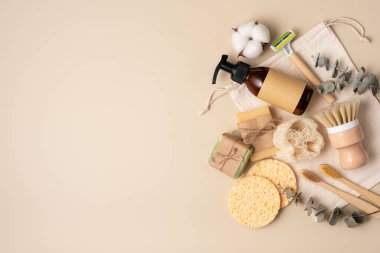 Bambu diş fırçaları, sabunluklar ve yeniden kullanılabilir eşyalar içeren çevre dostu kişisel bakım ürünleri. Sürdürülebilirlik, sıfır atık güzellik ve doğal cilt bakımı için mükemmel bir tema..