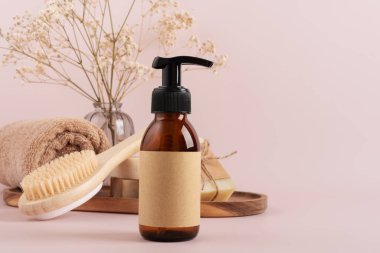 Çevre dostu vücut bakımı, banyo ve güzellik ürünleri arasında bambu saç ve sırt fırçaları, sabun ve cam şişeler de var. Sürdürülebilir yaşam, sağlık ve doğal güzellik temaları için mükemmel..