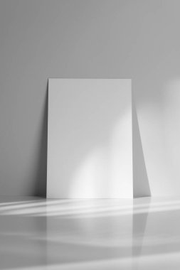 Beyaz ve gri arka planda yumuşak gölgeleri olan minimalist boş bir model. Ürün gösterisi, markalaşma ya da sanat gösterisi için mükemmel, basitliği, zarafeti ve modern tasarımı vurguluyor..