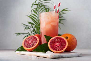 Meyve suyu ya da kırmızı Sicilya portakalından bir bardak buzlu kokteyl. Meyve içeceği tazeleniyor.