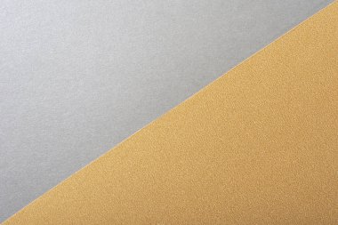  Altın ve gri köşegen yüzeyli minimalist soyut arka plan. Zarif, modern ve endüstriyel tasarım kavramları için pürüzsüz ve pürüzsüz malzemelerin karşıt dokuları.