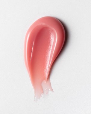 Pembe veya açık kırmızı ruj dokusu beyaz arkaplanda izole edilmiş. Kozmetik ürün lekesi. Makyaj ya da tırnak sanatı ürünü örneği.