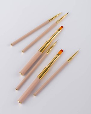 Tırnak fırçalarını gri arkaplanda, üst görünümde ayarla 