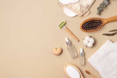 Diş fırçası, saç fırçası, jilet, pamuk pedleri ve cam damlaları da dahil olmak üzere çevre dostu kişisel bakım malzemeleri koleksiyonu. Sıfır atık, Plastiksiz, sürdürülebilir yaşam tarzı konsepti.