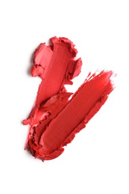 Ruj lekelerinin, kırmızı gölgelerde, zengin dokuya ve parlak sona yakın çekim. Güzellik, moda ve makyaj kavramları için canlı ve sanatsal kozmetik örnekleri.