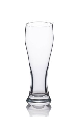 Bira için uzun şeffaf cam, beyaz arka planda izole edilmiş, parlak, kıvrımlı bir tasarım. İçecek, bar eşyaları ve minimalizm kavramları için ideal.