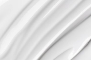 Beyaz parlak kozmetik dokuya yakın çekim, jöle cilası ya da kremli cilt ürününe benziyor. Güzellik, spa ve cilt kavramları için pürüzsüz, soyut bir arka plan. Temiz ve minimal estetik.