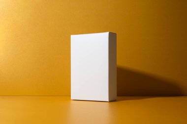 Altın sarısı, temiz gölgeli minimalist beyaz kutu. Markalaşma, ambalaj tasarımı ve ürün gösterimi için mükemmel bir model..